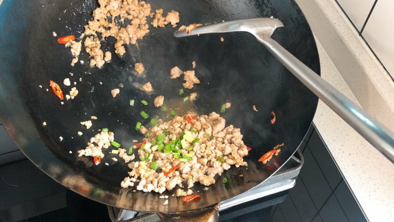 榨菜肉末蒸豆腐,然后放盐和<a style='color:red;display:inline-block;' href='/shicai/ 788'>生抽</a>,翻炒两下,撒葱花出锅