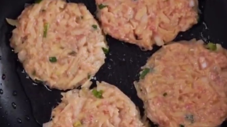 香煎牛肉土豆饼,牛肉土豆饼下锅，马上转小火