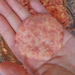 香煎牛肉土豆饼,取一小团牛肉土豆面糊，搓成圆球后压成饼