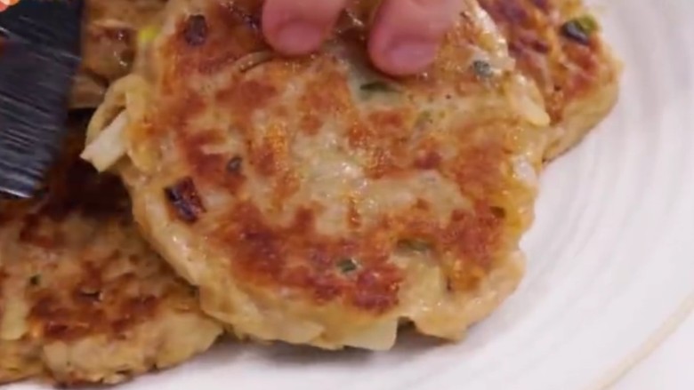 香煎牛肉土豆饼,煎好盛出