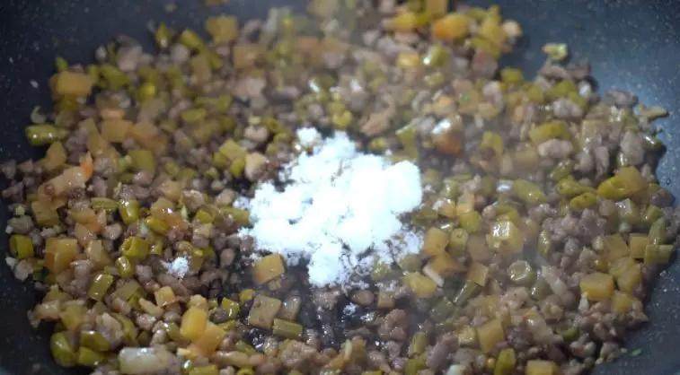 很好吃的家常下饭菜,加入老抽、生抽、糖,炒匀