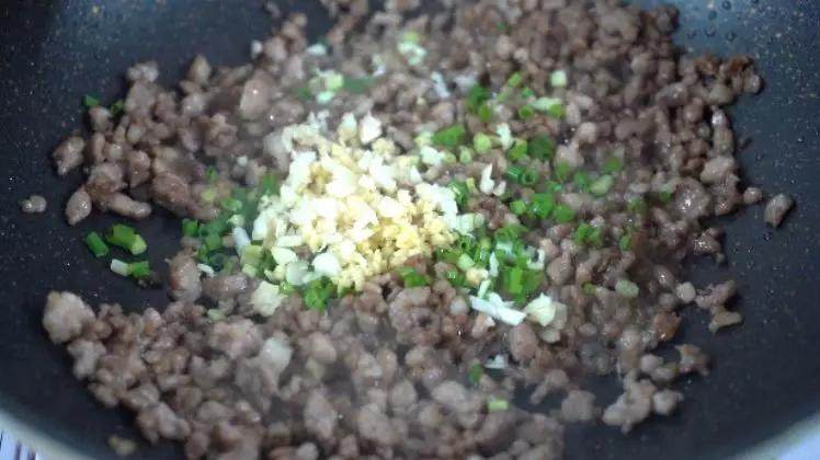 很好吃的家常下饭菜,料酒去腥后,加入葱姜蒜,翻炒均