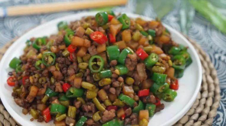 很好吃的家常下饭菜,·食材·
肉末 150g、杭椒 30g、小米椒 10g
葱姜蒜 30g、酸豆角 40g、大头菜 20g
榨菜 15g、老抽 5g、生抽 15g、糖 10g、料酒 10g
