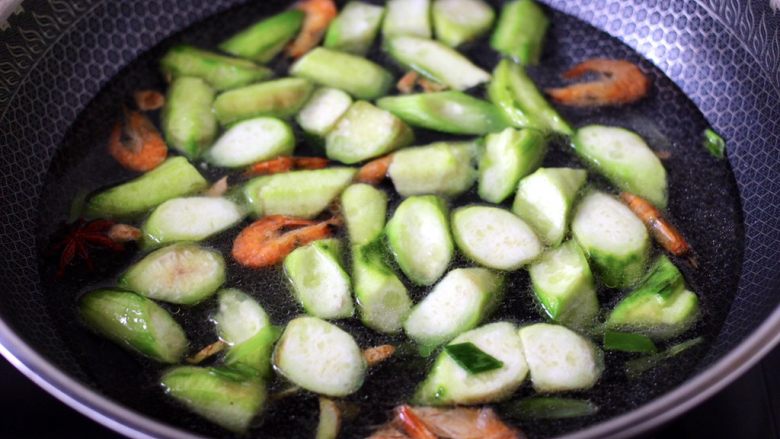丝瓜虾干炖猪血,大火翻炒至所有食材均匀后,锅中倒入适量的清水。