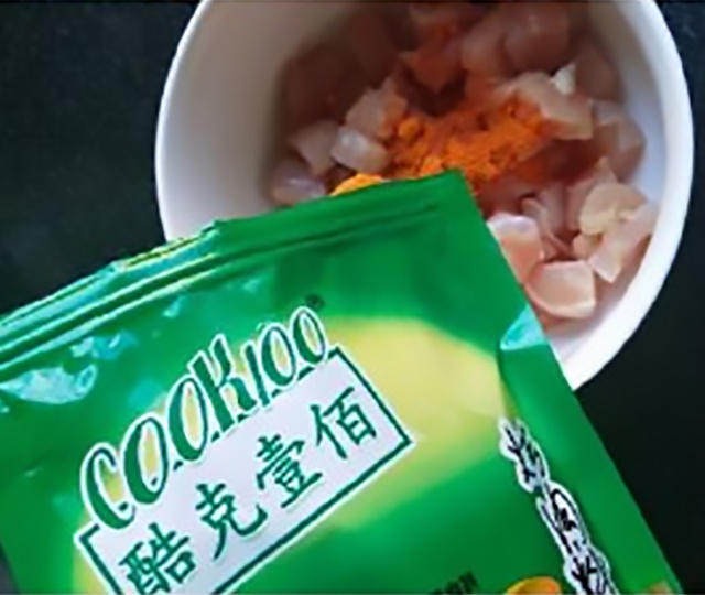 无油鸡米花(烤箱版),倒入适量酷克壹佰奥尔良烤肉料拌匀。
