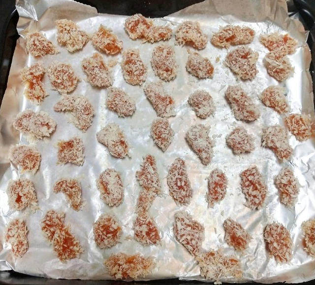 无油鸡米花(烤箱版),烤盘铺锡纸,摆好鸡肉。