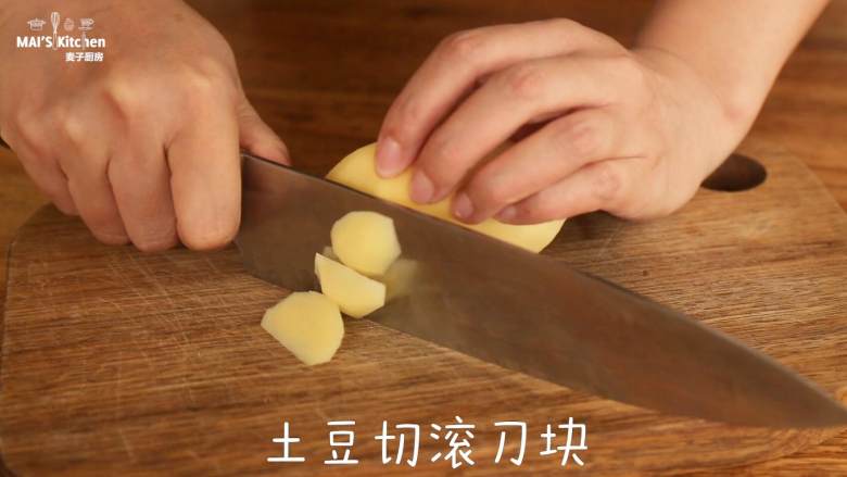 三种材料自制【土豆芝士蛋饼】,将<a style='color:red;display:inline-block;' href='/shicai/ 23'>土豆</a>切小块的滚刀块
