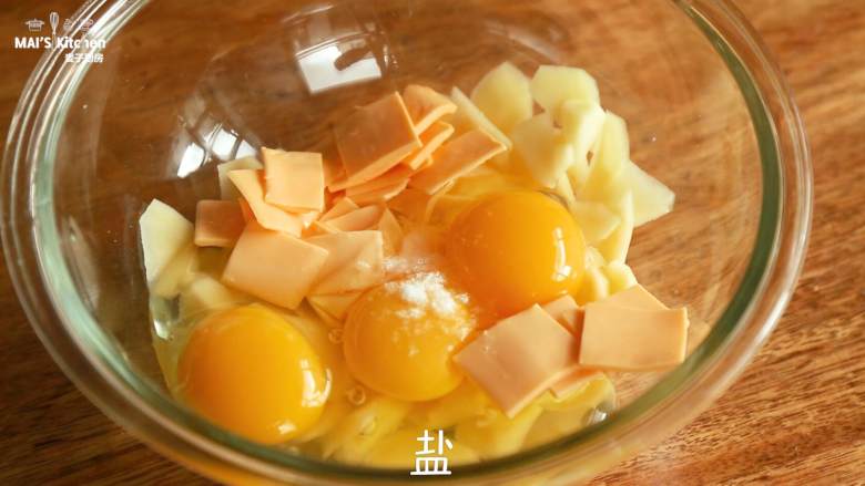 三种材料自制【土豆芝士蛋饼】,加入盐
