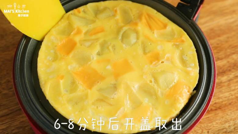 三种材料自制【土豆芝士蛋饼】,最高温烘烤6-8分钟,取出,淋上自己喜欢的酱料即可享用