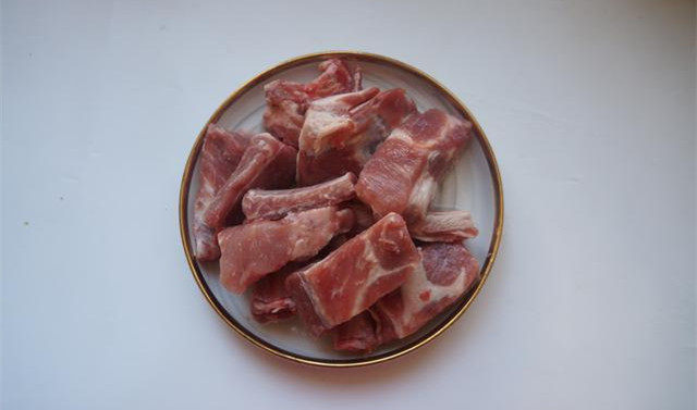 糖醋排骨,排骨剁成合适大小,用清水泡半小时,泡出血水;