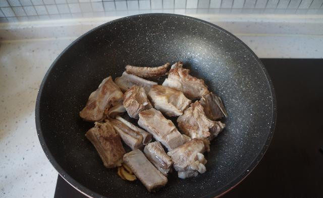 糖醋排骨,锅中加少许油,炒香姜片,放入排骨,煎至两面微黄;