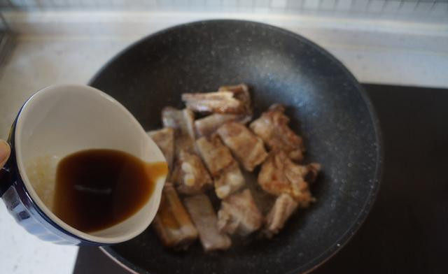糖醋排骨,排骨煎好后倒入糖醋汁;