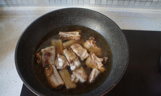 糖醋排骨,倒入和排骨持平的热水,中火烧开,再转中小火炖20分钟左右;