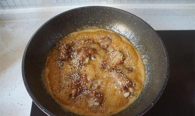 糖醋排骨,到时间后,加入适量食盐,转大火收汁;