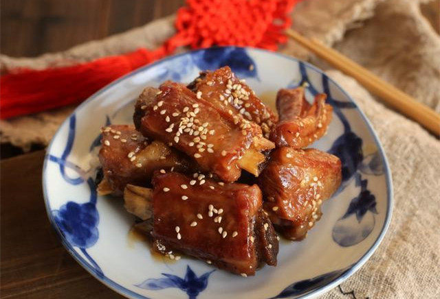 糖醋排骨,加入<a style='color:red;display:inline-block;' href='/shicai/ 141765'>熟芝麻</a>拌匀就可以关火了,出锅!