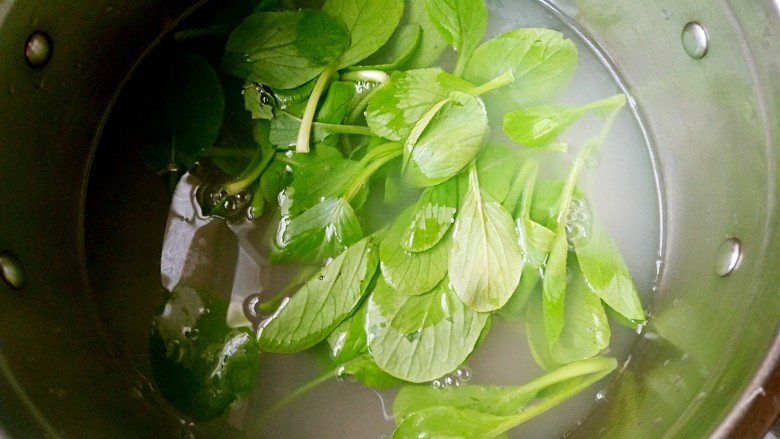 陕西油泼面,煮好之后控水捞出面,将小青菜烫熟。
