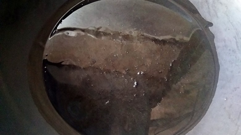 陕西油泼面,锅里热油,油烧至8成热。