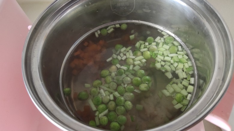 儿童趣味便当小金鱼蛋包饭,放胡萝卜,黄瓜,豌豆,虾仁焯一分钟