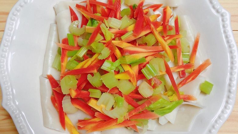 陕西油泼面(油泼裤带面),将胡萝卜和芹菜放在裤袋面上。