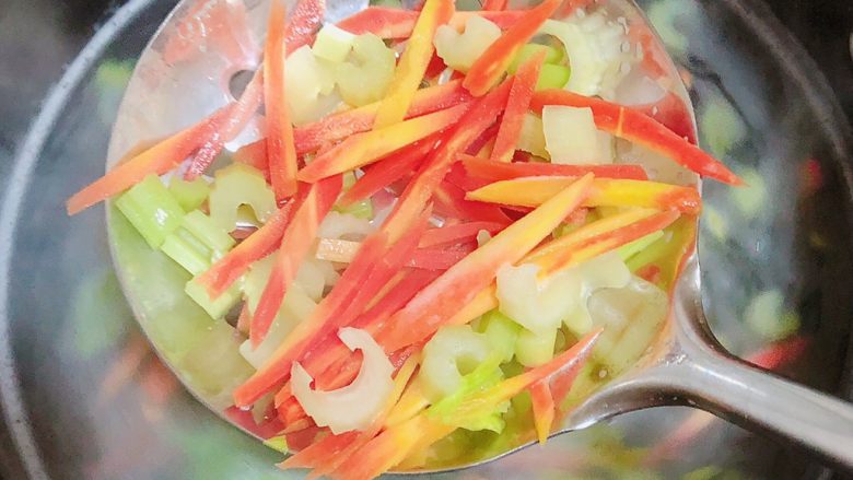 陕西油泼面(油泼裤带面),开水中焯一下芹菜和胡萝卜,捞出待用。