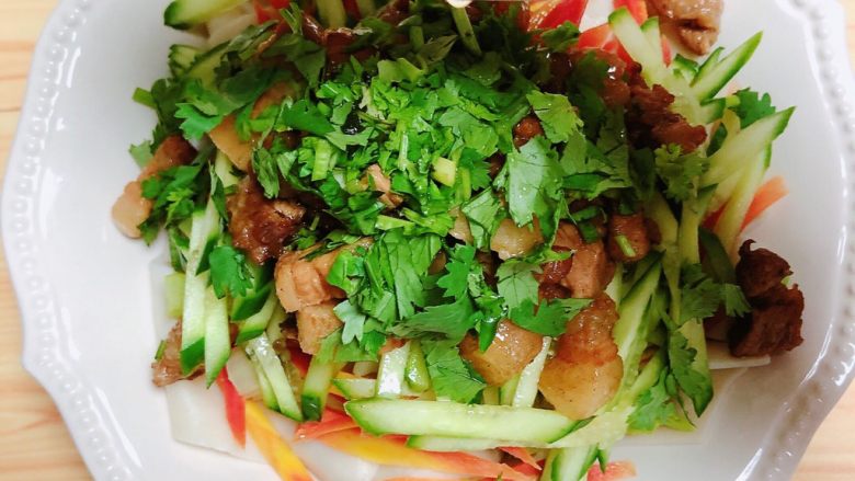 陕西油泼面(油泼裤带面),将调料汁倒入碗中。