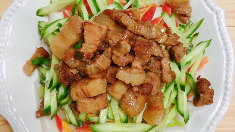 陕西油泼面(油泼裤带面),再放上黄瓜丝和肉丁。