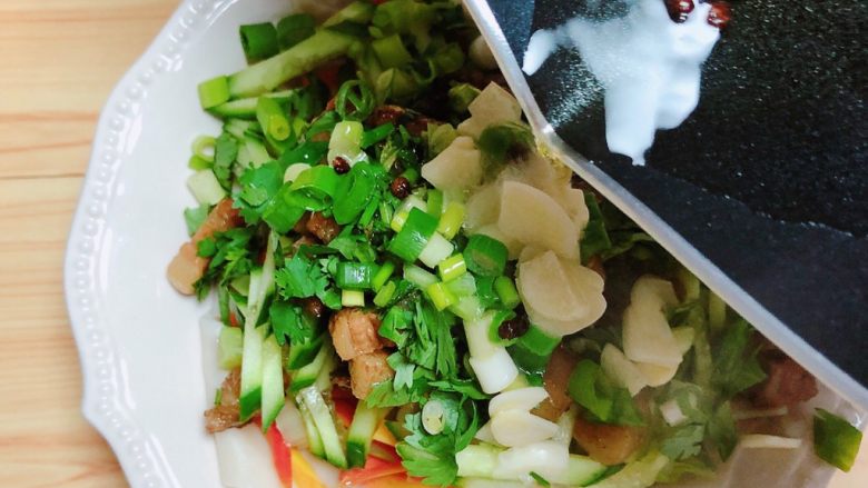 陕西油泼面(油泼裤带面),将花椒油泼在面上。