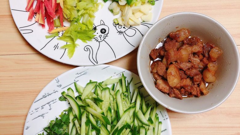 陕西油泼面(油泼裤带面),将蔬菜切好待用。