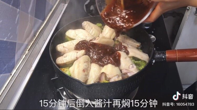 鸡翅焖锅,倒入酱汁 焖15分钟