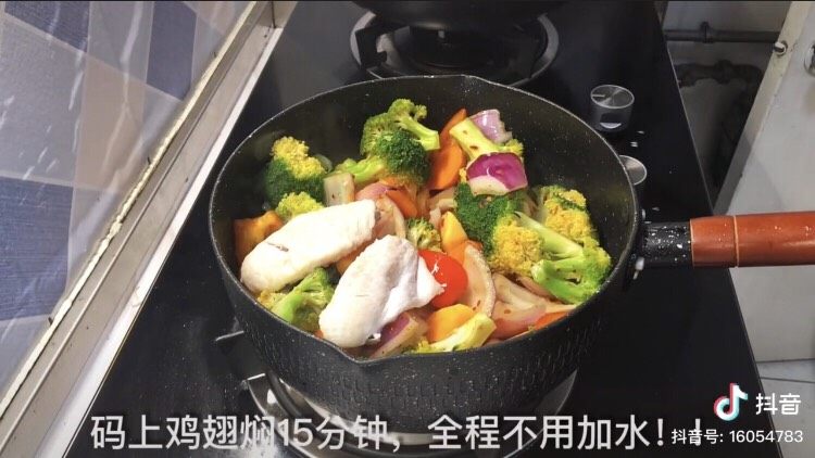 鸡翅焖锅,放鸡翅 焖15分钟 不加水
