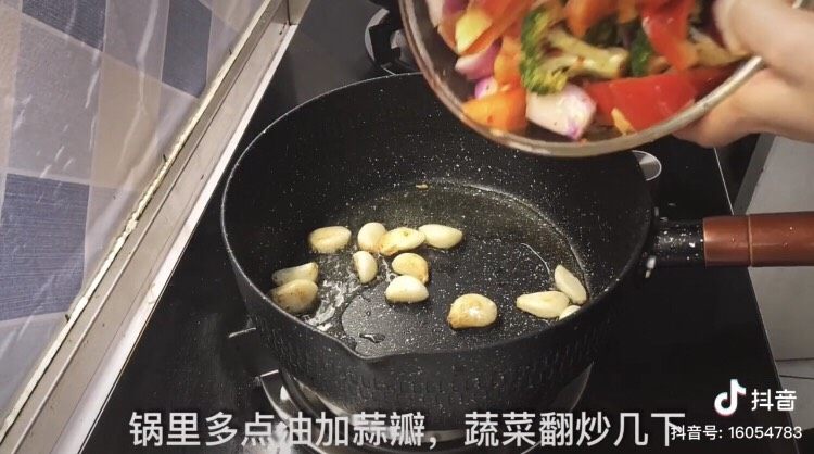 鸡翅焖锅,热油 蒜瓣爆锅 翻炒蔬菜