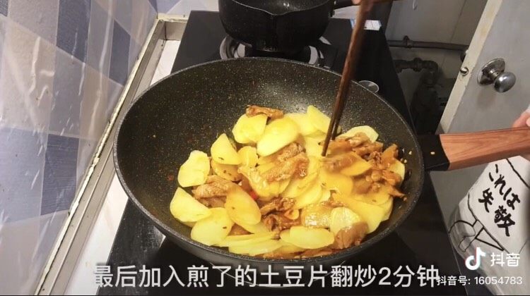 干锅土豆片,加土豆片翻炒2分钟