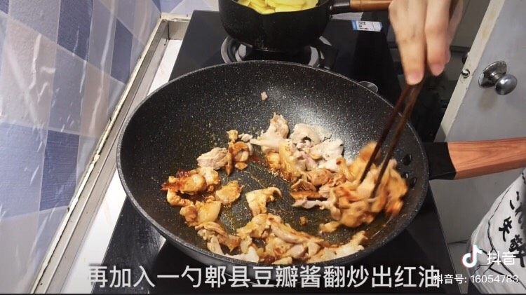 干锅土豆片,加1勺豆瓣酱翻炒