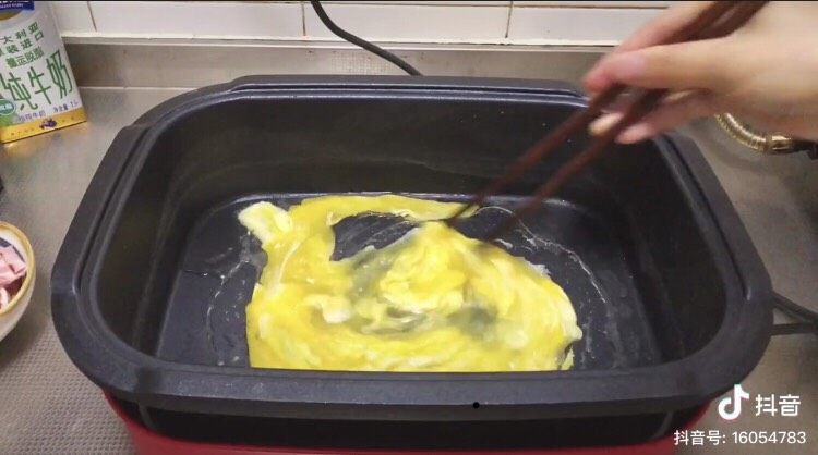 🥓培根蒜香炒饭,锅内热油 打入<a style='color:red;display:inline-block;' href='/shicai/ 9'>鸡蛋</a> 翻炒