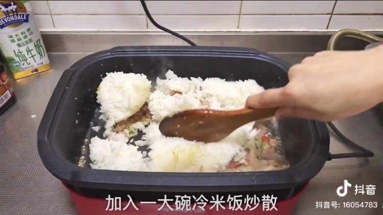 🥓培根蒜香炒饭,倒入米饭炒散