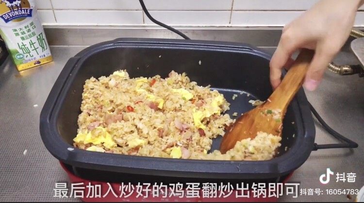 🥓培根蒜香炒饭,加入鸡蛋翻炒