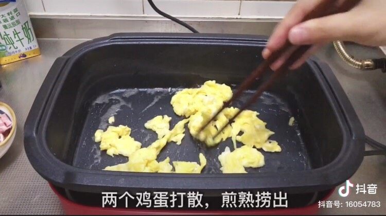 🥓培根蒜香炒饭,炒熟鸡蛋捞出