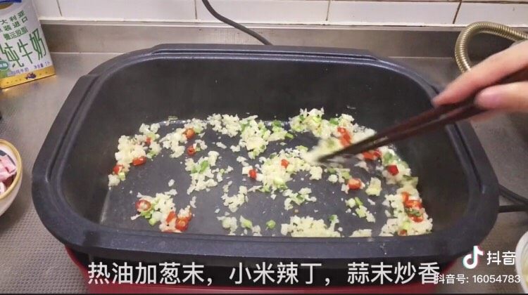 🥓培根蒜香炒饭,热油 放葱末、蒜末翻炒