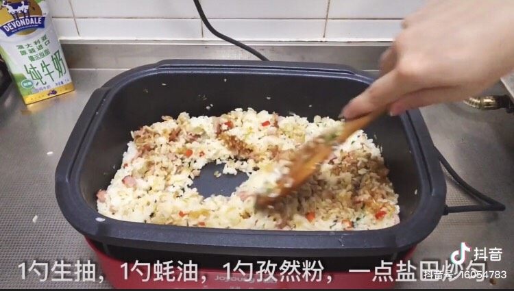 🥓培根蒜香炒饭,加<a style='color:red;display:inline-block;' href='/shicai/ 788'>生抽</a>、<a style='color:red;display:inline-block;' href='/shicai/ 721'>蚝油</a>、<a style='color:red;display:inline-block;' href='/shicai/ 146542'>孜然粉</a>、少许盐 翻炒