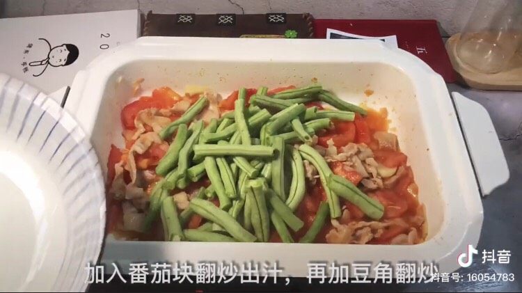 🍅番茄豆角焖面,倒入<a style='color:red;display:inline-block;' href='/shicai/ 3639'>豆角</a>翻炒