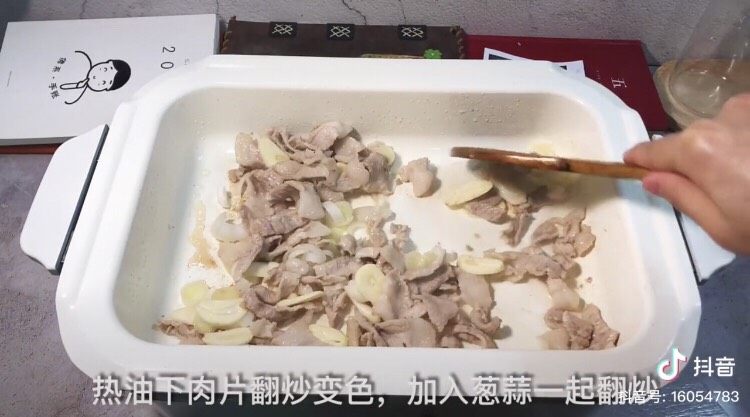 🍅番茄豆角焖面,热油下肉片翻炒 加<a style='color:red;display:inline-block;' href='/shicai/ 3250'>葱</a>蒜炒香