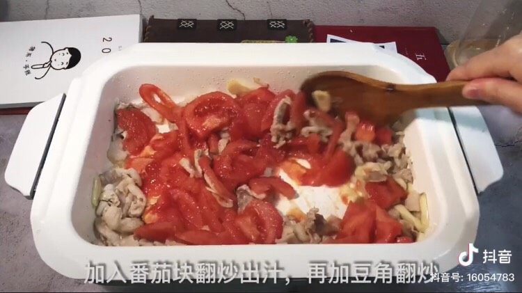 🍅番茄豆角焖面,倒<a style='color:red;display:inline-block;' href='/shicai/ 59'>番茄</a>炒至出汁