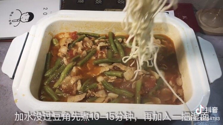🍅番茄豆角焖面,加水煮10-15分钟后 加面