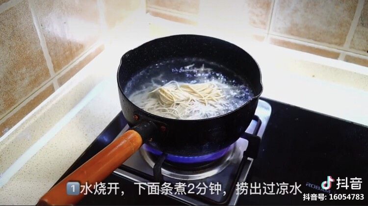 炒面(洋葱版),水开 煮<a style='color:red;display:inline-block;' href='/shicai/ 526'>面条</a>2分钟 捞出过凉水。