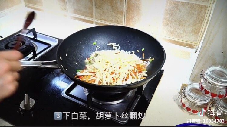 炒面(洋葱版),下<a style='color:red;display:inline-block;' href='/shicai/ 114'>白菜</a>、<a style='color:red;display:inline-block;' href='/shicai/ 25'>胡萝卜</a>继续翻炒。