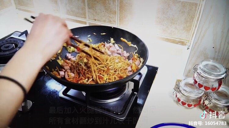 炒面(洋葱版),加火腿丁继续翻炒。