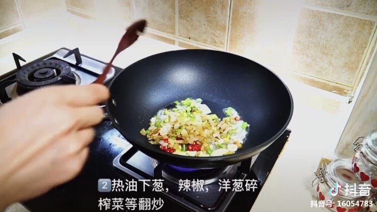 炒面(洋葱版),热油下<a style='color:red;display:inline-block;' href='/shicai/ 3250'>葱</a>末、<a style='color:red;display:inline-block;' href='/shicai/ 62'>辣椒</a>、<a style='color:red;display:inline-block;' href='/shicai/ 29'>洋<a style='color:red;display:inline-block;' href='/shicai/ 3250'>葱</a></a>、榨菜翻炒。