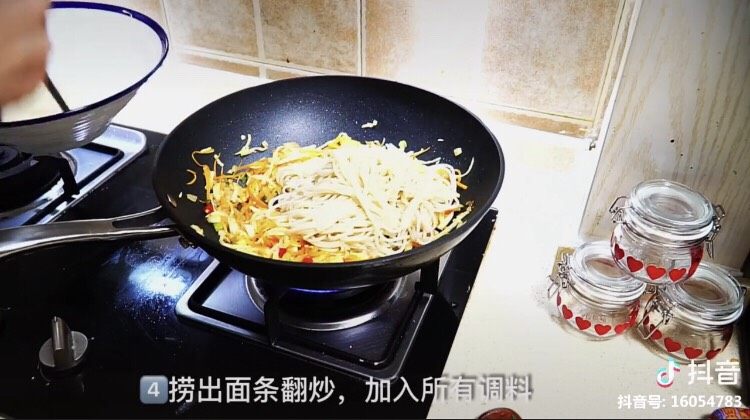 炒面(洋葱版),倒入面条 加入调料汁翻炒。