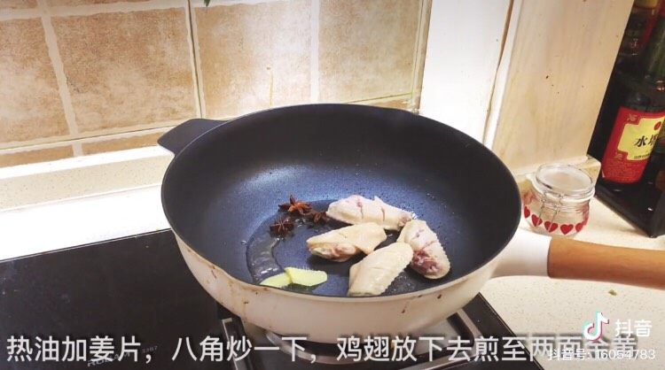可乐鸡翅,热油下姜片 鸡翅煎至金黄