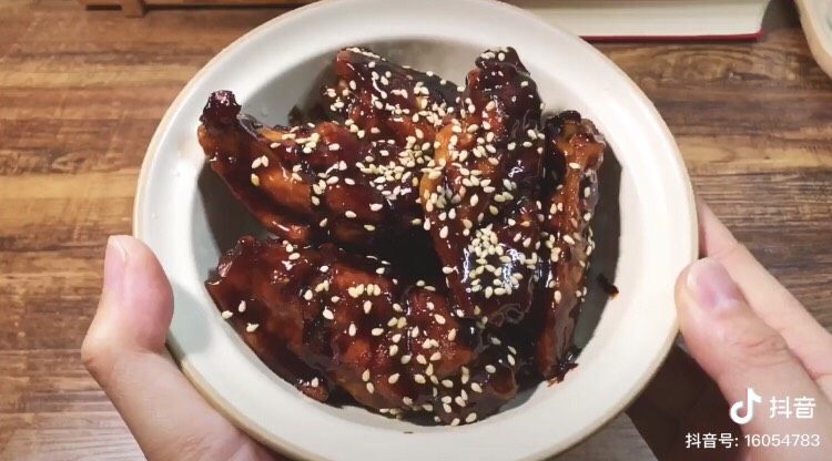 可乐鸡翅,撒芝麻 出锅